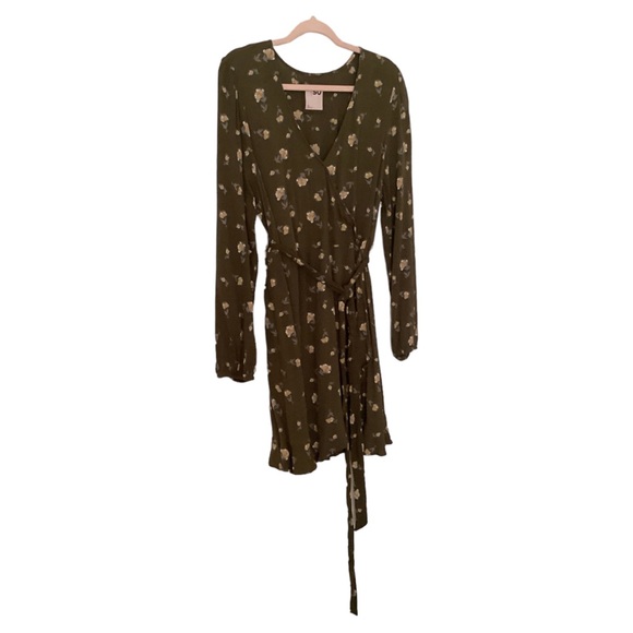 SO Side-Tie Faux-Wrap Ruffle Olive Green Floral V-Neck Long Sleeves Dress Sz XL - Picture 3 of 16